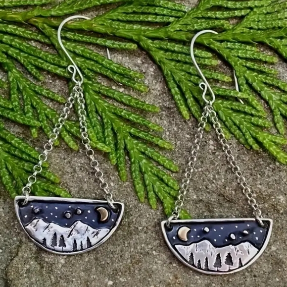 Jewelry - ✨New✨ Mountain view dangling earrings